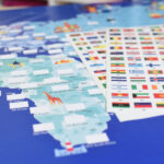 CARTAZ EDUCATIVO + 200 ADESIVOS BANDEIRAS DO MUNDO (6-12 ANOS)Poppik - Image 4