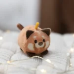 Mymochi Cosy Creepers | Panda vermelho Akai, 5cm c/ header - Image 3