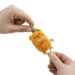 Mymochi Cosy Creepers | Urso Nomo abóbora, 5cm c/ header - Image 5